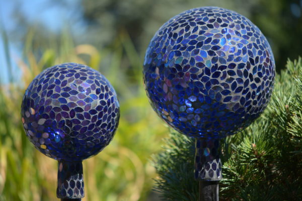 Gartendekoration Glaskugel farbig blau