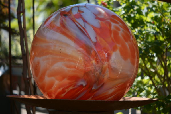 Gartendekoration Glaskugel farbig orange