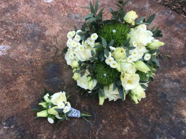 Brautstrauß und Anstecker für die Hochzeit