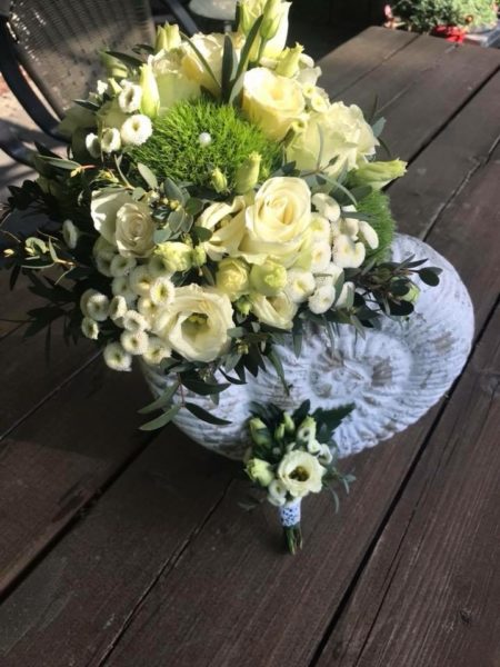 Brautstrauß und Anstecker für die Hochzeit