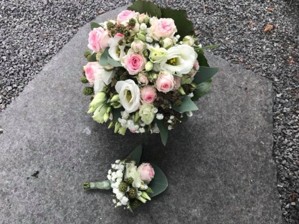 Brautstrauß und Anstecker für die Hochzeit